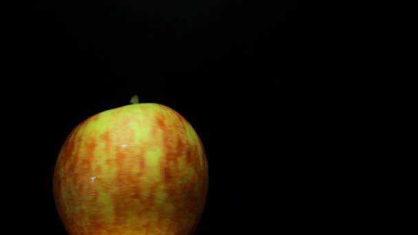 Смачне соковите яблуко на чорному тлі — стокове відео