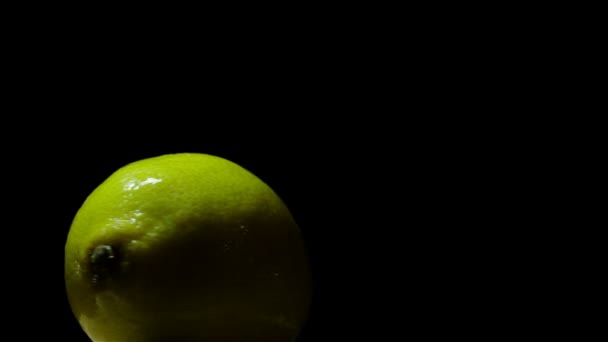 Delicioso limón jugoso sobre un fondo negro — Vídeos de Stock