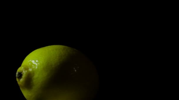 Lahodný šťavnatý citrón na černém pozadí — Stock video