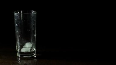 Siyah arka plan üzerine bir bardak taze soda