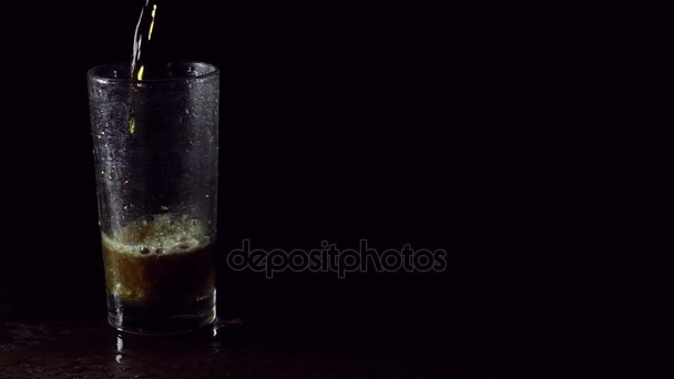 Soda frais dans un verre sur fond noir — Video