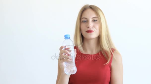 Junges hübsches Mädchen trinkt Wasser — Stockvideo