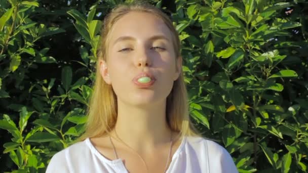 可爱的年轻女孩嚼口香糖 — 图库视频影像