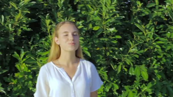 Schattig jong meisje kauwt GOM — Stockvideo