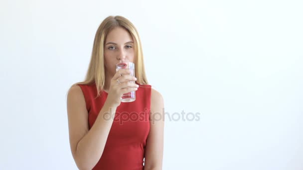 Jeune jolie fille boit de l'eau — Video