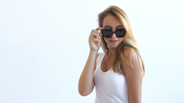 Joven chica bonita con gafas de sol — Vídeo de stock