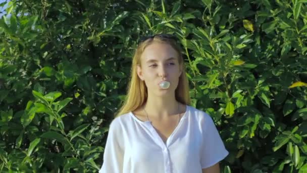 Bonito jovem menina mastiga goma — Vídeo de Stock