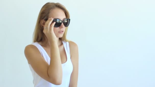 Menina bonita nova com óculos de sol — Vídeo de Stock