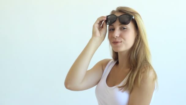 Όμορφη κοπέλα με γυαλιά ηλίου — Αρχείο Βίντεο