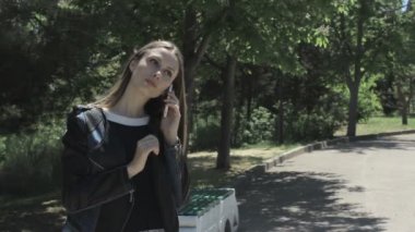 Pretty genç kız smartphone kullanır