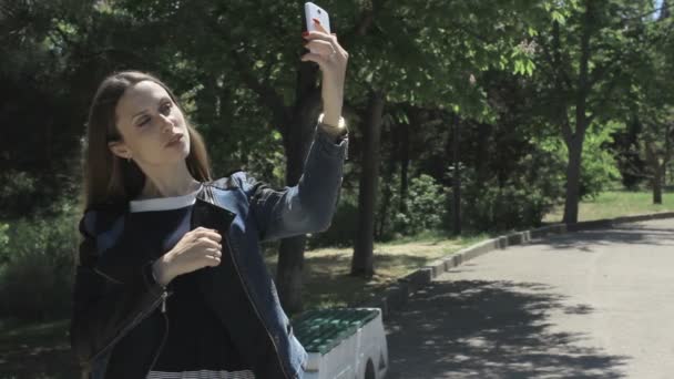 Hezká mladá dívka používá smartphone — Stock video