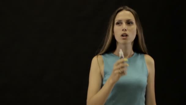 전자 담배를 피우는 젊은 아름 다운 소녀 — 비디오
