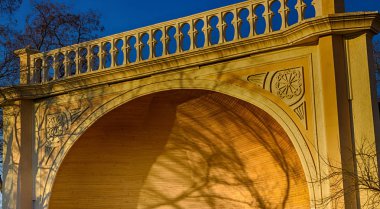 Bahar günü, eski Avrupa Bina