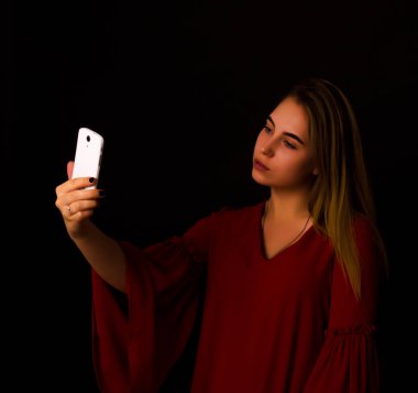 Pretty genç kız smartphone kullanır