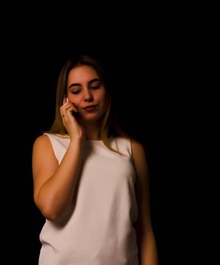 Genç ve güzel kadın görüşmeler Smartphone kullanarak