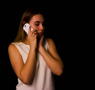 Genç ve güzel kadın görüşmeler Smartphone kullanarak