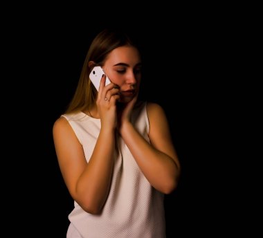 Genç ve güzel kadın görüşmeler Smartphone kullanarak