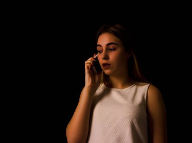 Genç ve güzel kadın görüşmeler Smartphone kullanarak