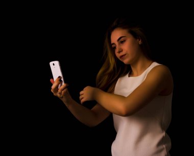 Pretty genç kız smartphone kullanır