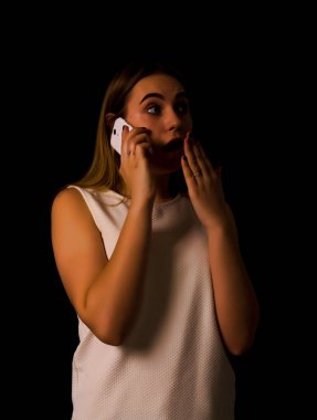 Genç ve güzel kadın görüşmeler Smartphone kullanarak