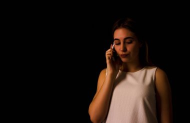 Genç ve güzel kadın görüşmeler Smartphone kullanarak