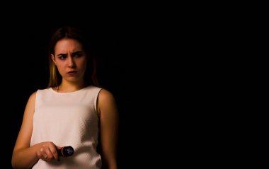 Genç güzel kız el feneri kullanır