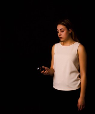 Genç güzel kız el feneri kullanır