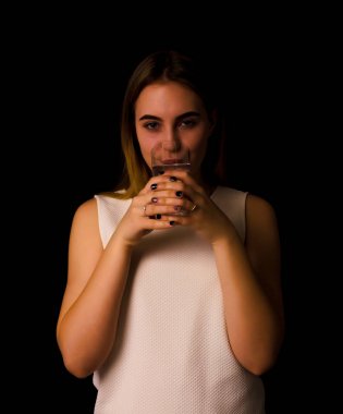 Genç kız içecekler su bardak maden suyu güzel