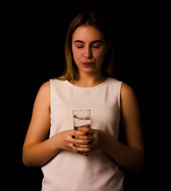 Genç kız içecekler su bardak maden suyu güzel