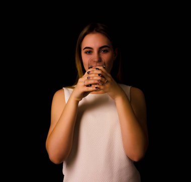 Genç kız içecekler su bardak maden suyu güzel