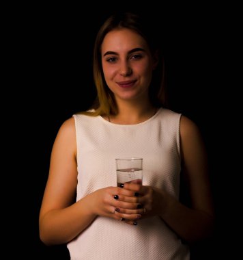 Genç kız içecekler su bardak maden suyu güzel