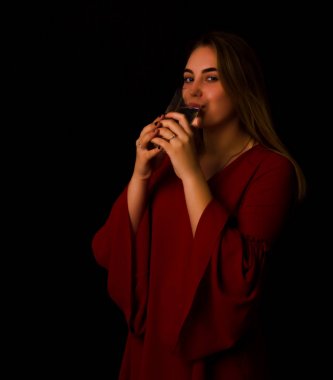 Genç kız içecekler su bardak maden suyu güzel