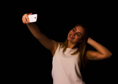 Güzel kız yapar selfie siyah arka plan