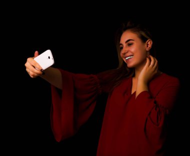Güzel kız yapar selfie siyah arka plan