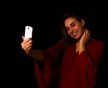 Güzel kız yapar selfie siyah arka plan