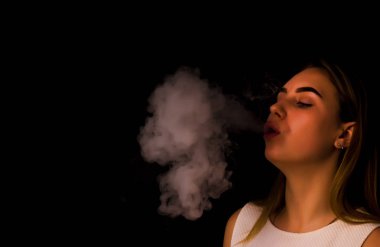 Pretty genç kız elektronik sigara kullanır