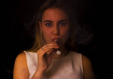 Pretty genç kız elektronik sigara kullanır