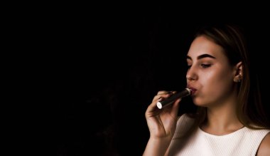 Pretty genç kız elektronik sigara kullanır