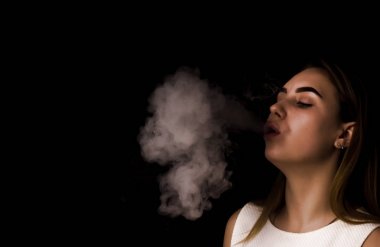 Pretty genç kız elektronik sigara kullanır