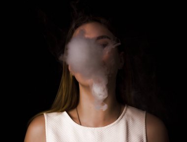 Pretty genç kız elektronik sigara kullanır