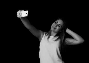 Güzel kız yapar selfie siyah arka plan gri tonlama