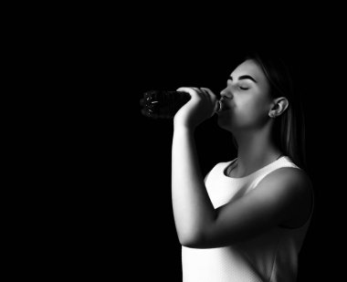 Genç güzel kadın içecekler su gri tonlama