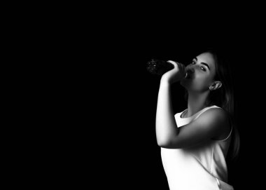 Genç güzel kadın içecekler su gri tonlama