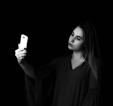 Güzel kız yapar selfie siyah arka plan gri tonlama