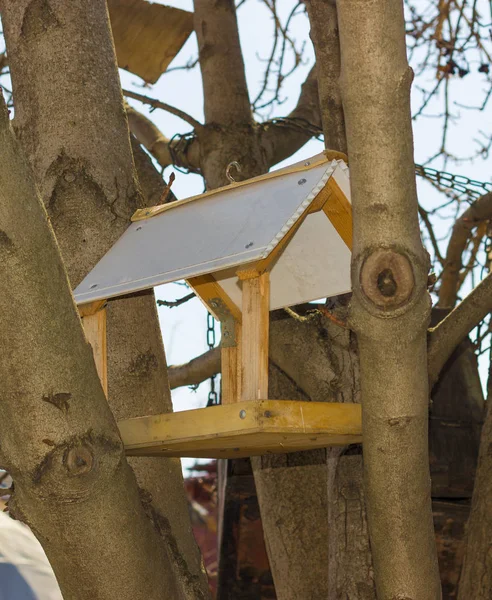 Birdhouse a városi park napja kültéri — Stock Fotó