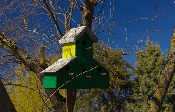 Birdhouse en el parque de la ciudad Día Al aire libre — Foto de Stock