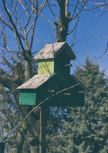 Birdhouse a városi park napja kültéri — Stock Fotó