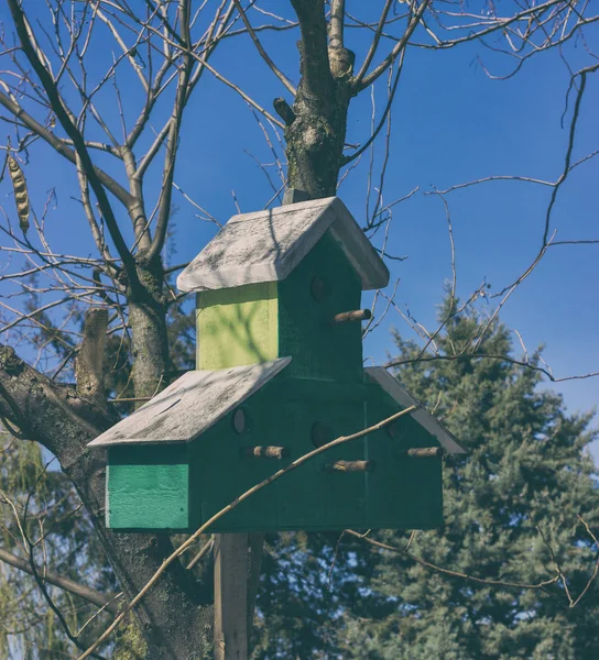 Birdhouse a városi park napja kültéri — Stock Fotó