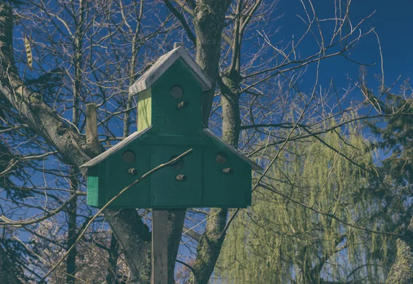 Birdhouse a városi park napja kültéri — Stock Fotó