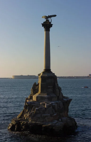 Monument in zee standbeeld zomerdag — Stockfoto